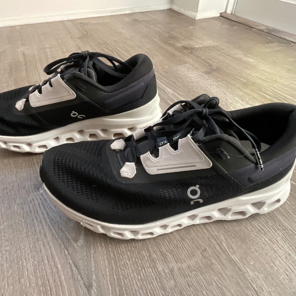 ON RUNNING 3 CLOUSTRATUS. WOMEN SIZE 8.5